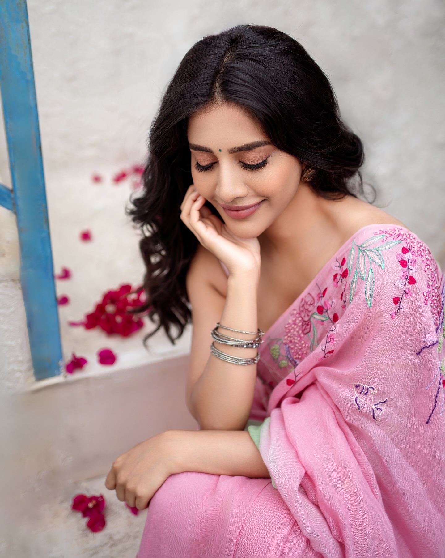 విరివిగా అందాలు చూపిస్తున్న నభానటేష్‌..!