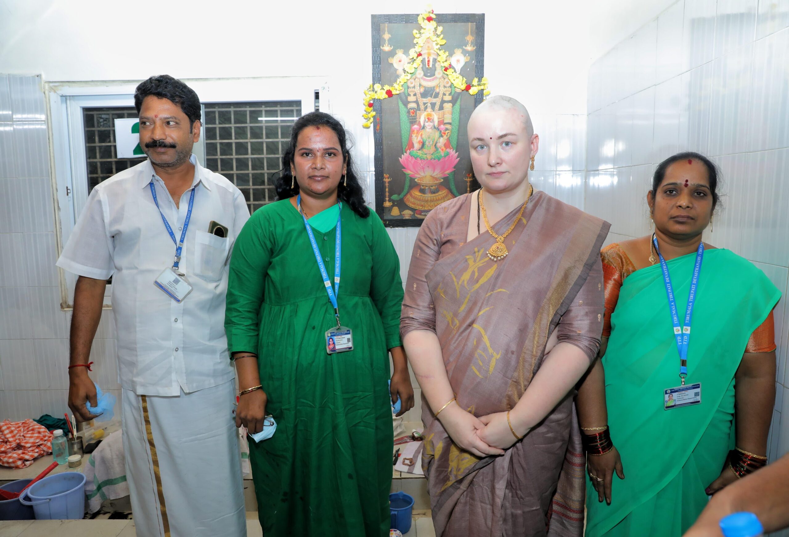 సాధారణ భక్తుల వలె తలనీలాలు అర్పించిన అన్నా కొణిదెల