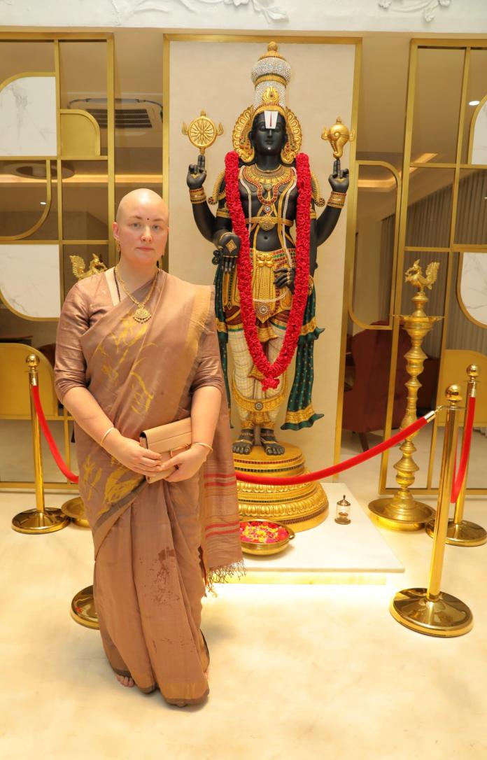 సాధారణ భక్తుల వలె తలనీలాలు అర్పించిన అన్నా కొణిదెల