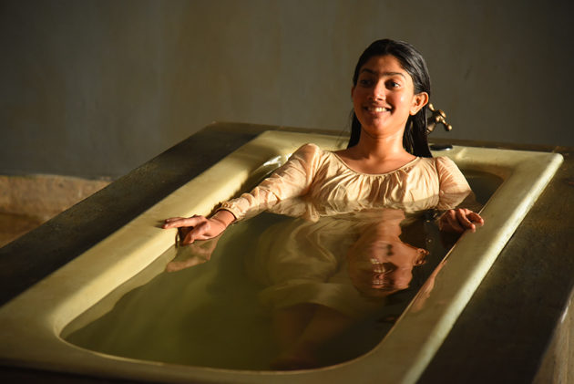 Sai Pallavi Heroine Sex Videos - Shocking: Sai Pallavi exposing in bathtub - TeluguBulletin.com