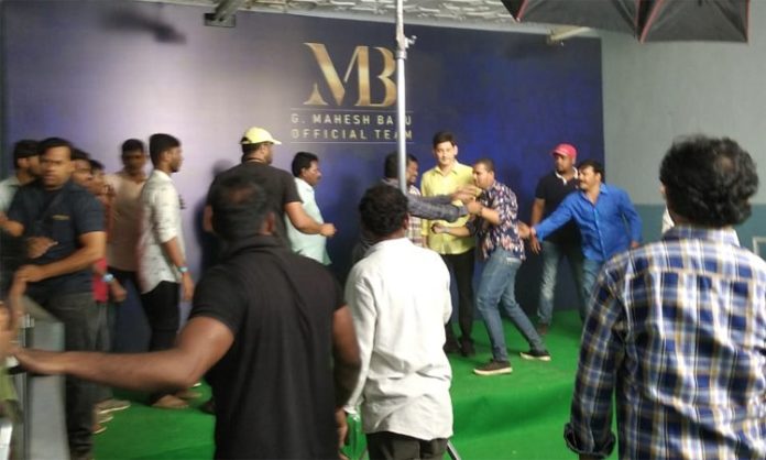 Mahesh Photoshoot With Fans Is A Total Mess!