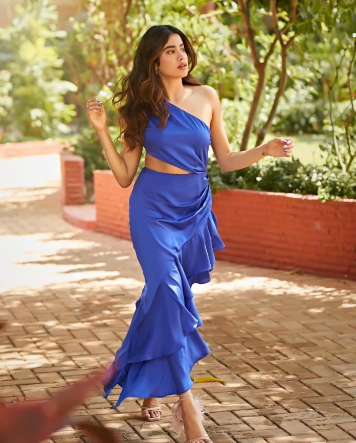 Jahnvi Kapoor Hot Photoshoot - TeluguBulletin.com