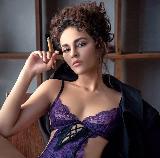 Tollywood Queen Seerat Kapoor Can Pull Off Any Style With Ease, Here’s Theproof.