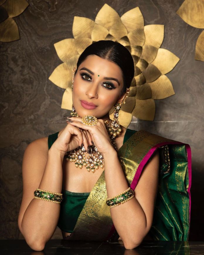 Sizzling Hot Nyra Banerjee