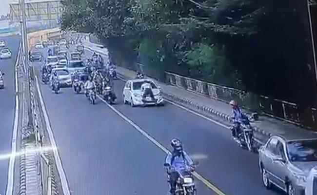 Traffic Police Found Clinging On Car’s Bonnet In Delhi