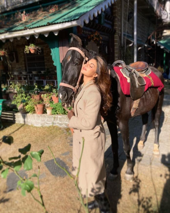 Jacqueline’s Sunkissed Pics On Bhoot Police Sets Look Adorable!
