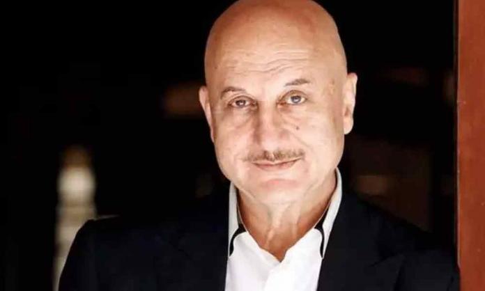 Anupam Kher’s Throwback Video While Surprising His Mother Is Winning Hearts!