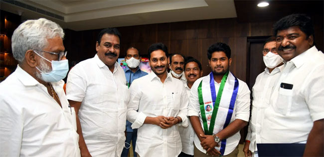 Rapaka Varaprasadarao, who won from Janasena and claimed to be a YCP MLA, turned out to be a bad omen for both of them. MLA Rapaka is facing a strange situation in Rajouri constituency. He remains close to Chief Minister Jagan and is in favor of the YSR Congress. He enlisted his son in the YSRCP. He has repeatedly said that he is the leader of the YSR Congress party and that the CM wants him to work in the party. Despite winning as an MLA from Janasena, the party leaders and activists are angry that he is working in favor of the YCP. But local YSR Congress leaders are not accepting MLA Rapaka as their party leader. YCP leaders are unable to digest the inclusion of Rapaka's son Venkata Ram in the YCP.