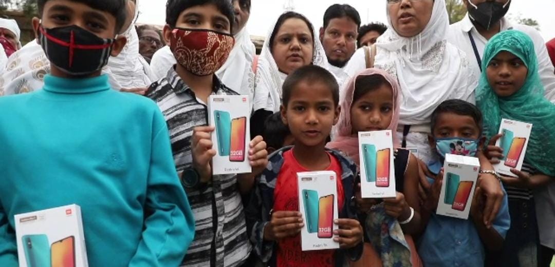 Sonu Sood Donates 100 Smartphones To Underprivileged Students