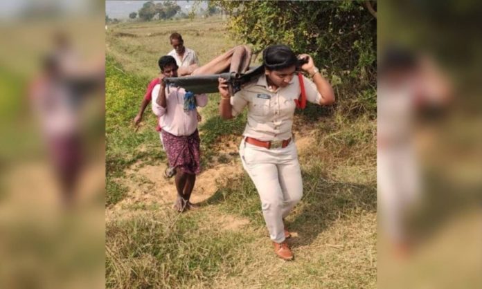 Lady Cop Carries Dead Body Of Homeless Man For 2 Km