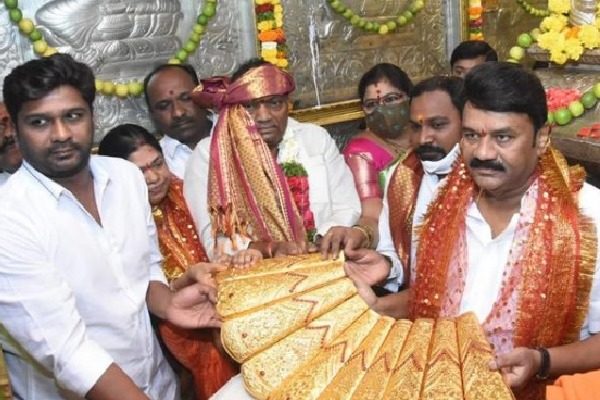 Two and half kgs of gold saree was presented to Balkampet yellamma thalli temple