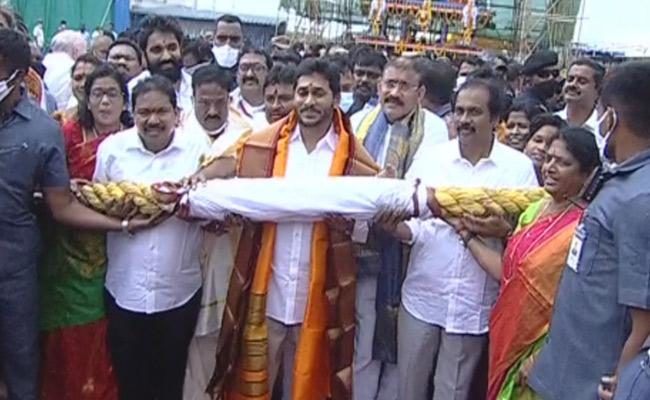 Jagan inaugurated the new chariot in Antarvedi