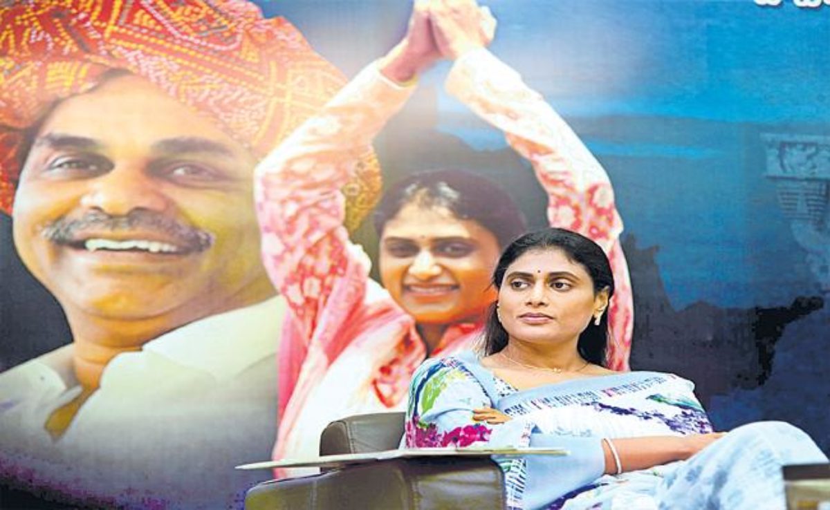 YS Sharmila asked for YSR Fan&#39;s advice to deal with KCR!! |  TeluguBulletin.com