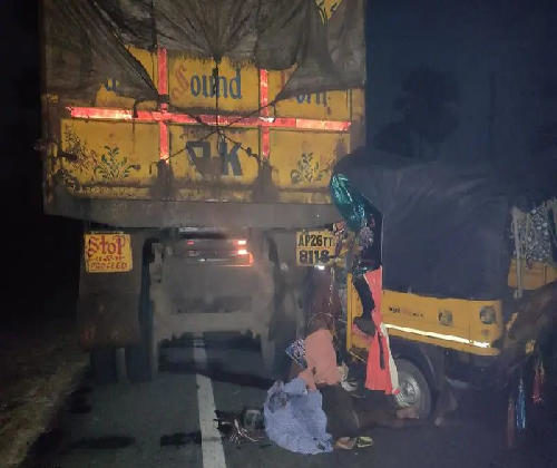 A tipper and auto collided.... Three dead and nine injured !!