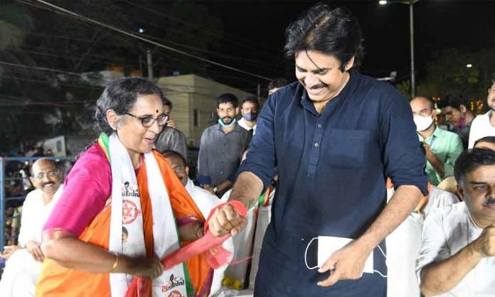 BJP-Janasena candidate Ratnaprabha tied a rakhi with a red towel to Pawan