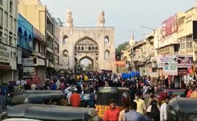 A Swarm Of People Throng At Charminar For Eid Shopping During Lockdown