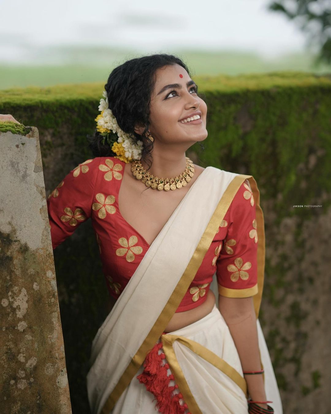 Pic Talk: Anupama Parameswaran Goes Bold In Traditional Outfit