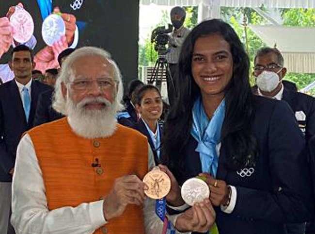Pm Modi Fulfils His Promise, Eats Ice Cream With Pv Sindhu