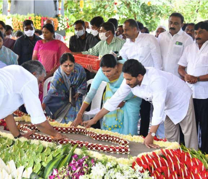 Cm Jagan Pays Tributes At Ysr Samadhi
