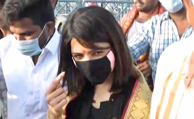 Samantha Shuts Down Journo For Asking About ‘divorce’
