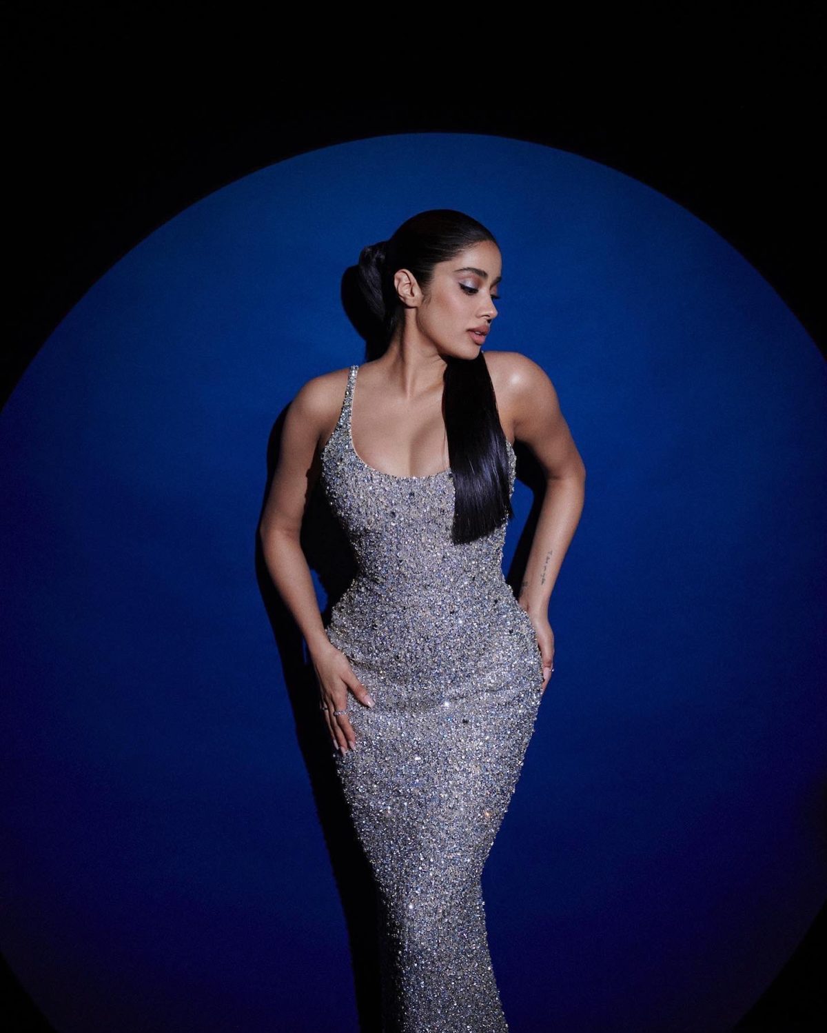 Pic Talk: Janhvi’s Irresistible Curves In Shimmery Gown