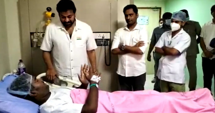 Chiranjeevi Pays A Visit To A Hospitalised Fan