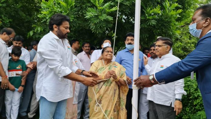 Chiranjeevi Hoists Flag With Mother Anjana Devi