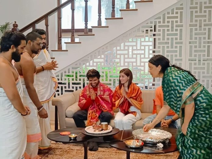 Vd’s Mother Performs Pooja At Home With Ananya Panday