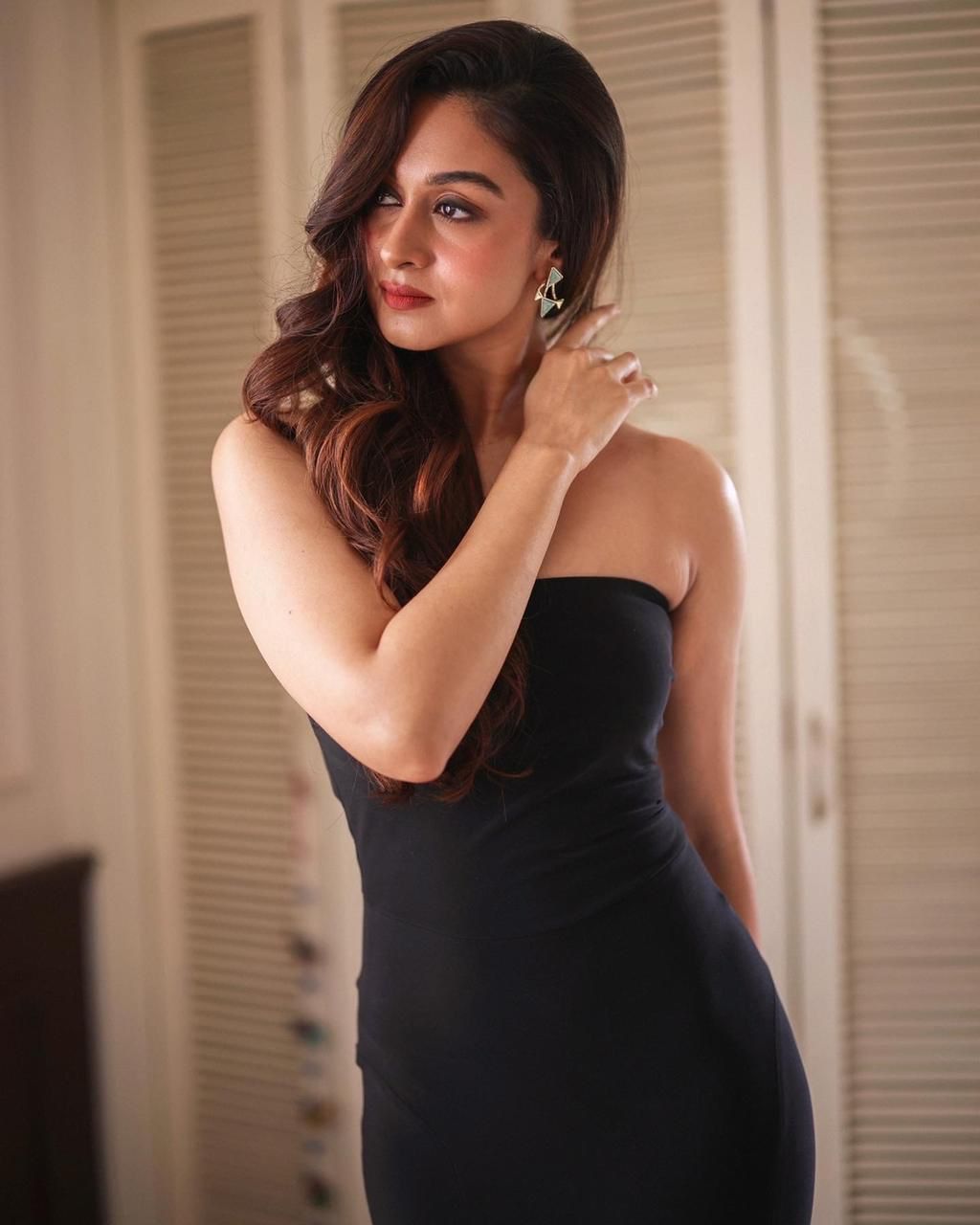 Pic Talk: Aishwarya Arjun Oozing Glamour In Off-shoulder Outfit