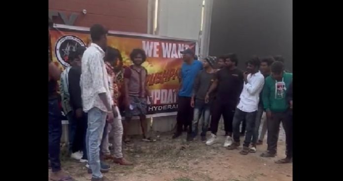 Allu Arjun Fans Variety Protest About Pushpa