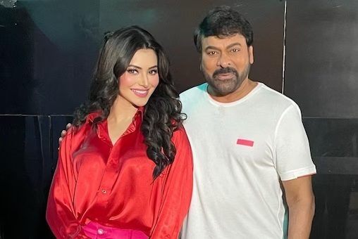 Hot Bollywood Siren Poses With Chiranjeevi