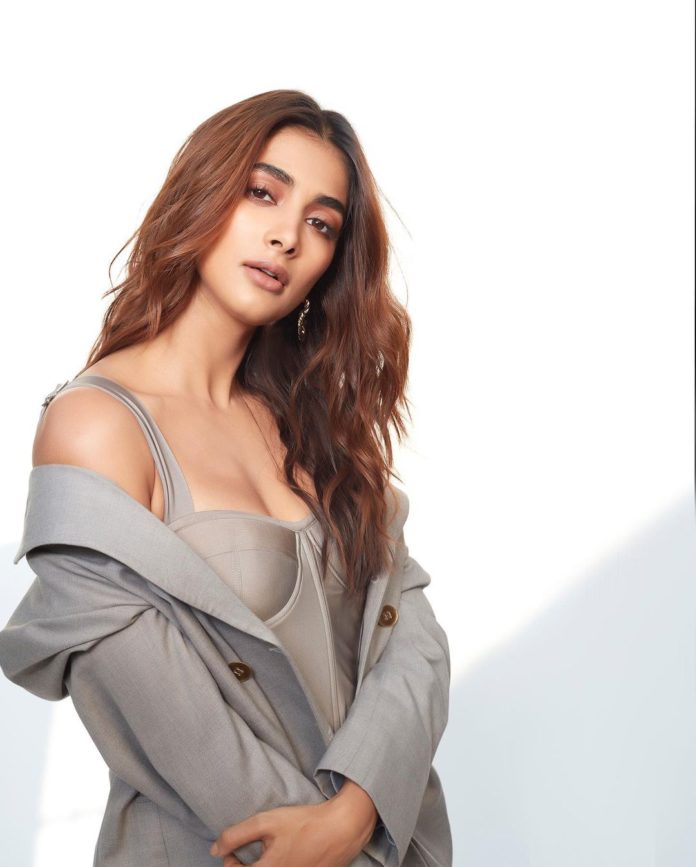 Pic Talk: Pooja Hegde’s Sizzling Curves In Trendy Outfit