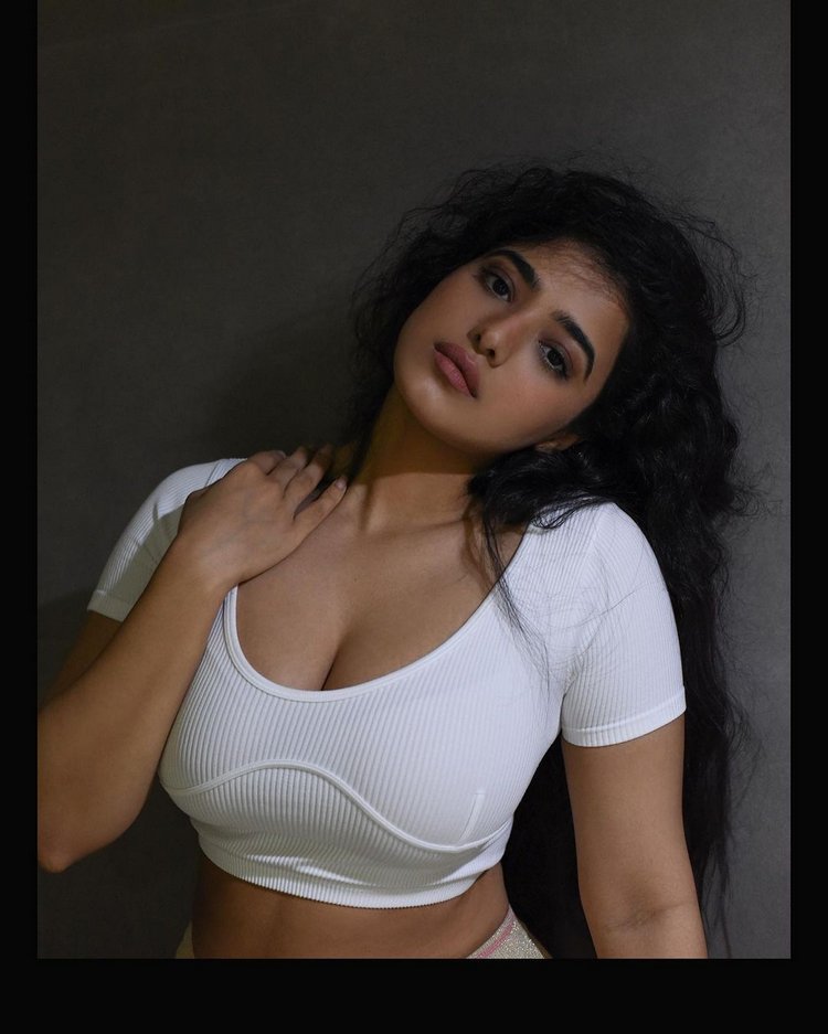 Pic Talk: Sharma Lady In The Tightest Top