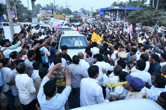 Massive Crowds Welcome Chandrababu Naidu