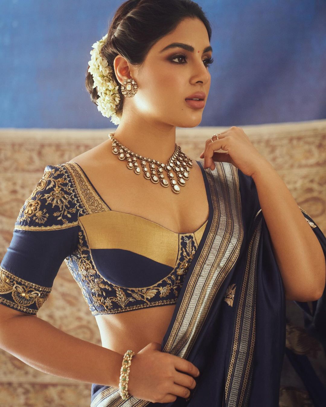 Pic Talk: Mallu Lady’s Cleavage Show In Traditional Attire