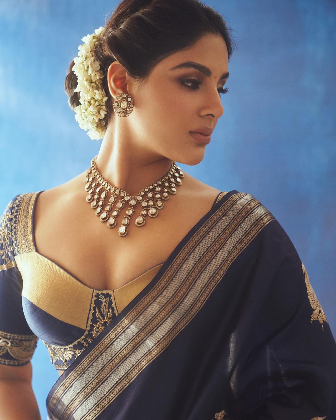 Pic Talk: Mallu Lady’s Cleavage Show In Traditional Attire