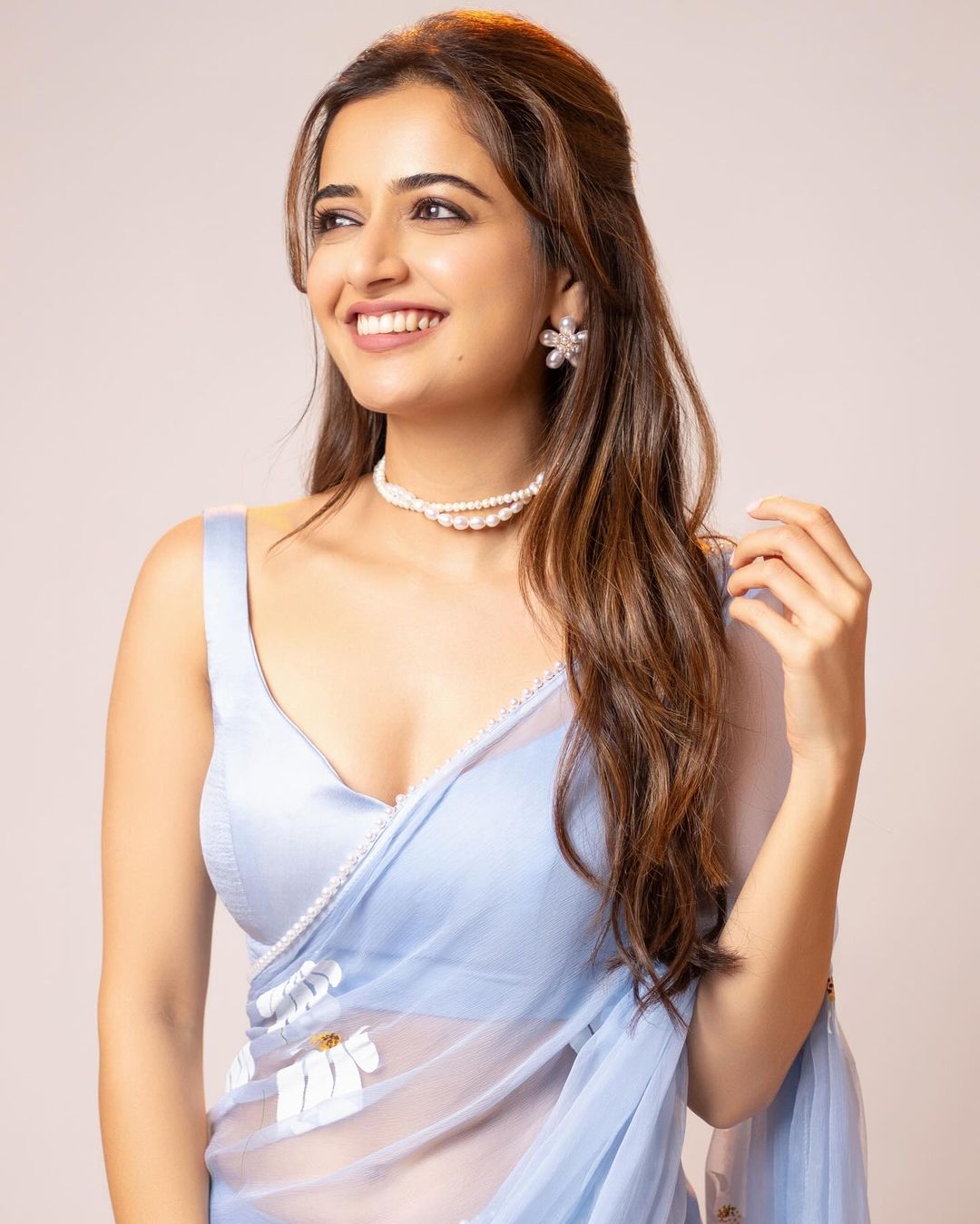 Pic Talk: Homely Heroine Tempts In Saree
