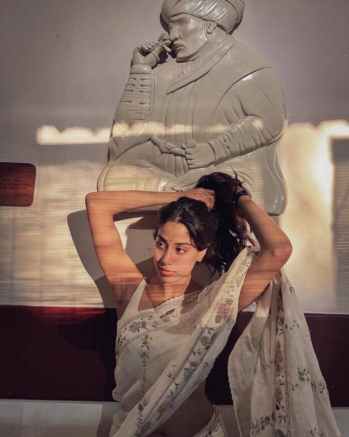 Pic Talk: Janhvi’s Show In White Saree