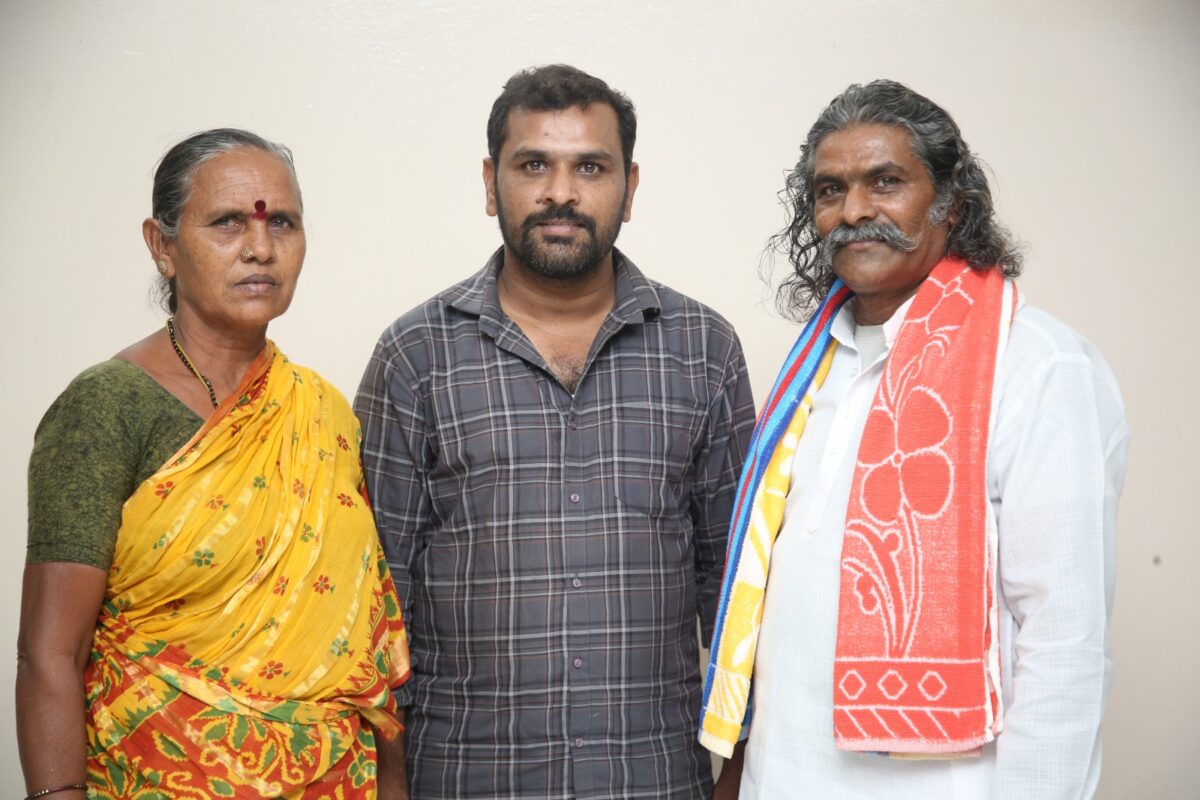 'స్పిరిట్ ఈజ్ నాట్ వన్' రిలీజ్ ఆగిపోవడంతో ప్రభాస్కి విజ్ఞప్తి చేసిన రైతు నిర్మాత 'స్పిరిట్ ఈజ్ నాట్ వన్' రిలీజ్ ఆగిపోవడంతో ప్రభాస్కి విజ్ఞప్తి చేసిన రైతు నిర్మాత
