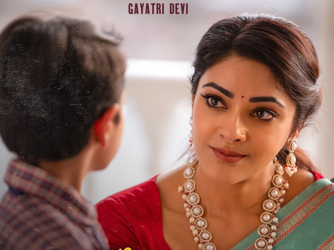 జోకర్లో అభిరామి గాయత్రీ దేవిగా.. ఎమోషనల్ క్యారెక్టర్