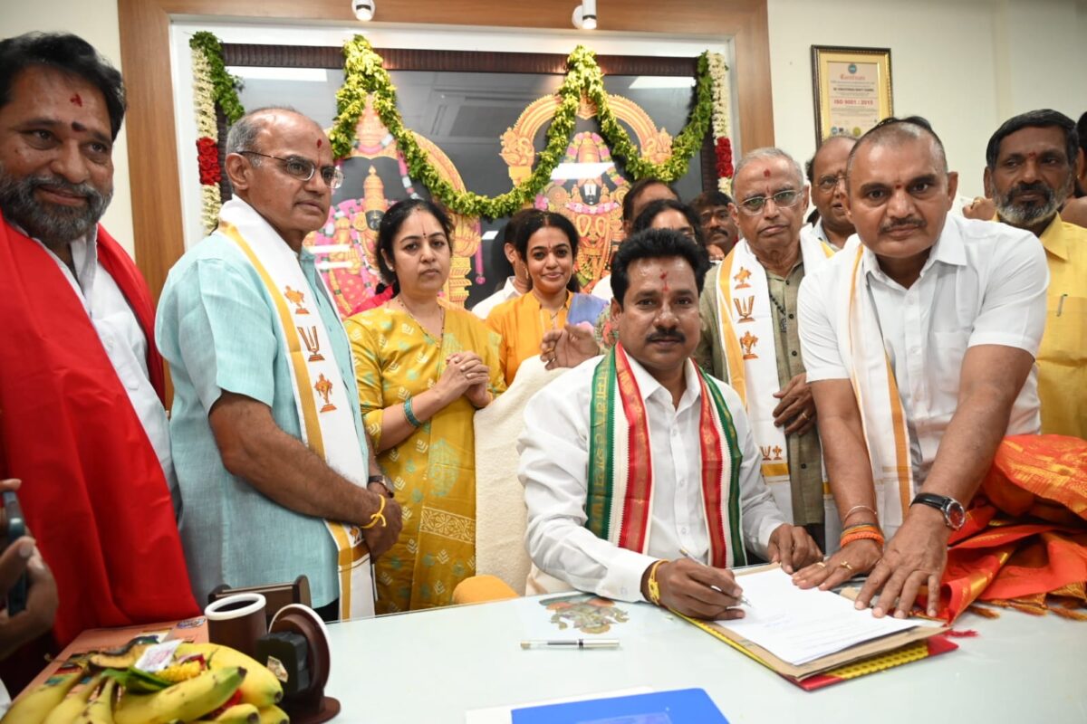 కొత్త ఎస్వీబీసీ చైర్మన్గా బీ. శ్రీధర్ వర్మ బాధ్యతల స్వీకరణ
